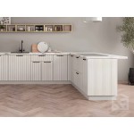 Угловая белая кухня с 3D рифлением – иллюзия объема