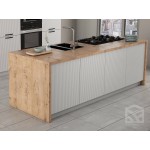 Угловая белая кухня с 3D рифлением – стильный дизайн с островом
