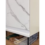 Белая модульная кухня с интегрированными ручками и отделкой под мрамор