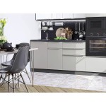 Серая кухня с 2 белыми шкафами – удобное хранение и стильный дизайн
